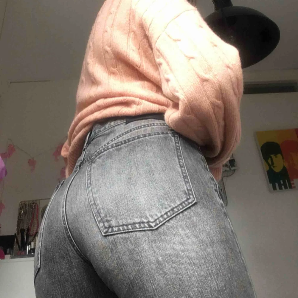 Assnygga gråa jeans från nya trendmärket BLK DNM som jag fyndade på second hand men tyvärr var för stora:(( verkligen sköna och bra kvalitet!!. Jeans & Byxor.