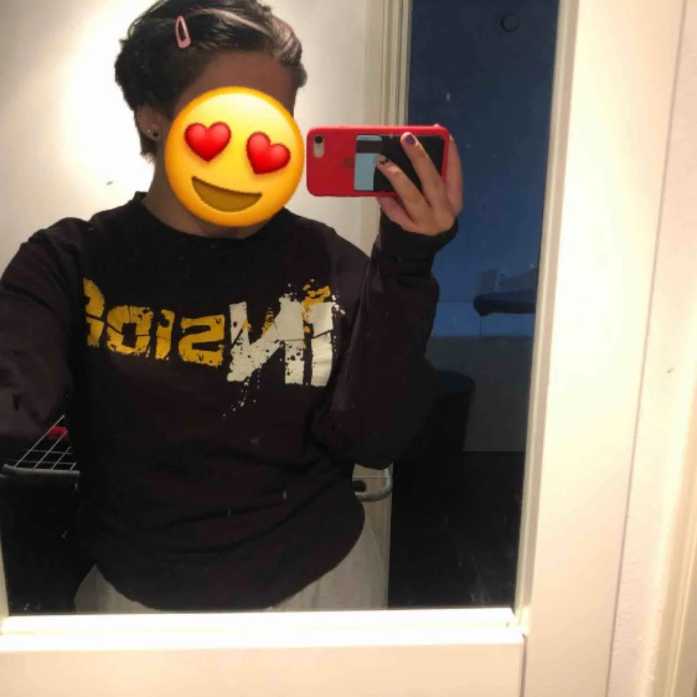 En cool tröja som jag köpt på semestern🌸 sweatshirt med ett fint tryck på, sitter inte jätte oversized på mig även fast det är en L (den är brun/svart).. Hoodies.