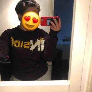  - En cool tröja som jag köpt på semestern🌸 sweatshirt med ett fint tryck på, sitter inte jätte oversized på mig även fast det är en L (den är brun/svart).