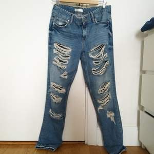 Slitna jeans i strl 36(S) knappt använda! Lite baggy jeans för mig som vanligtvis är 26 i jeans storlek. Kan skicka fler bilder vid intresse 