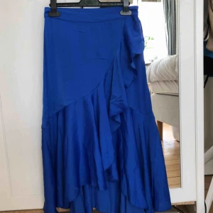  - NA-KD Boho Flounce Satin Skirt Fint skick!
