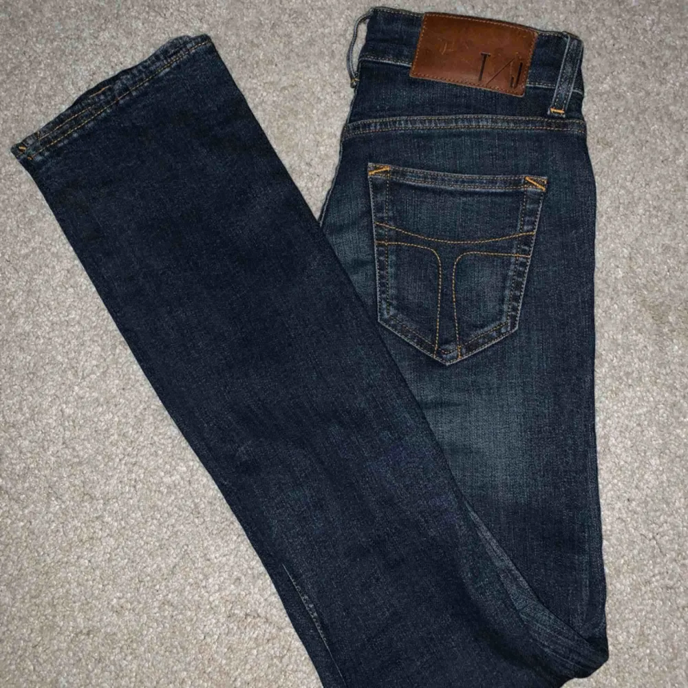 Jeans från Tiger of Sweden i stl 26/32, aldrig använda då dom är för små. Köparen står för frakt. Jeans & Byxor.