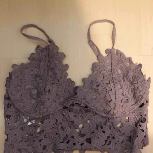  - Spets linne från Nicole Falcianis kollektion för bikbok. Knappt använd. Storlek M. Köparen står för frakten 