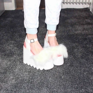  - Köpte dessa FANTASTISKA ”Cloud Nine Sandals” till Guldtuben 2016 från DollsKill. Trots att de är slusålda så kommer de aldrig till användning för mig, endast haft två gånger. Köptes för ca 1000 kr, säljer för 475 kr! 