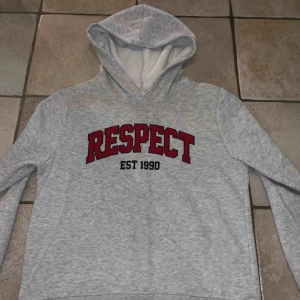  - Jättehärlig hoodie från Gina Tricot i storlek XL men passar mer som en S/M. Säljs pga används inte längre. Kan mötas upp i Stockholm annars står köpare för frakt! 