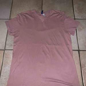 Rosa t-shirt från H&M i storlek M. Har väldigt litet hål på framsidan som knappt syns. Säljs pga används inte längre. Kan mötas upp i Stockholm annars står köpare för frakt! 