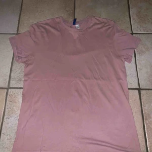 - Rosa t-shirt från H&M i storlek M. Har väldigt litet hål på framsidan som knappt syns. Säljs pga används inte längre. Kan mötas upp i Stockholm annars står köpare för frakt! 