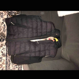  - Här är en pjs väst 