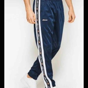  - Mörkblå Ellesse brizzi track pant som du knäpper längs sidan. Använda fåtal gånger, nypris 800. Sänkt pris från 400 till 250 (: kan mötas upp men köpare står för frakt.
