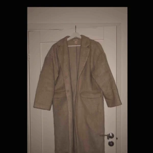  - Frakten tillkommer, storleken är 38 men jag är en 36 och den passar mig bra. 