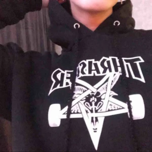  - Äkta thrasher hoodie. Mysig och snygg. Liten i storlek (passar XS eller en liten S). Frakt tillkommer