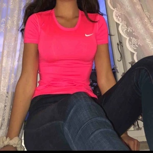  - Skitsnygg rosa träningströja från Nike!! Jättebekväm och bra kvalitet, endast använt en gång. Du står för frakten :) (nypris: 299kr)