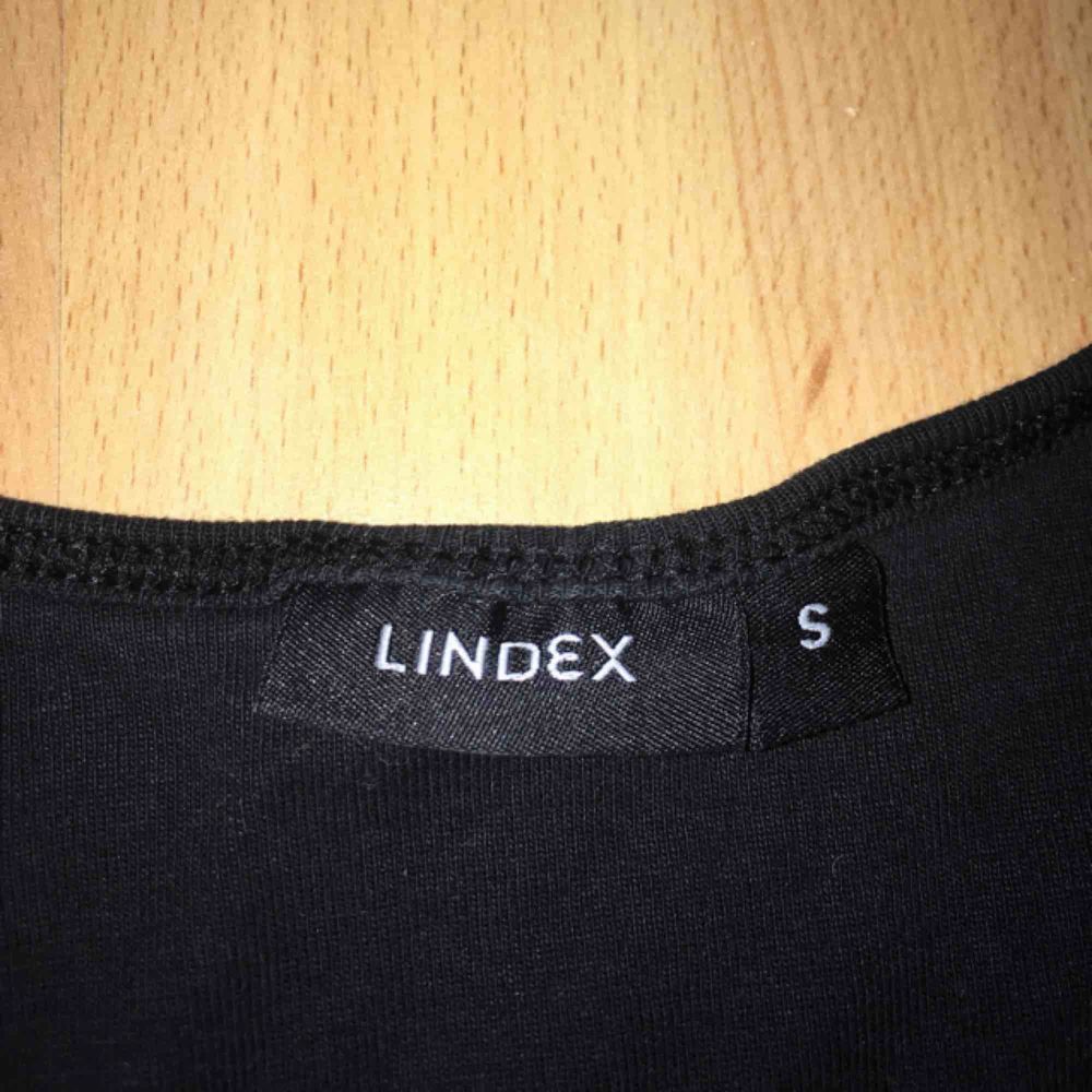 Ett svart linne från Lindex:). . T-shirts.