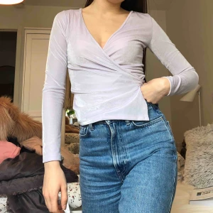  - Så fin tröja från BERSHKA. Den är i lila/violet samet och man knyter den där bak. Supersmidig!  Du står för frakt :)