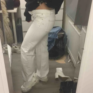  - Vita Jeans från Zara med bruna sömmar. Storlek 38 men sitter mer som en liten small/XS, frakten kommer på 55kr! Benen är 72 cm