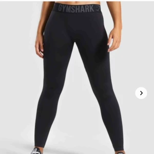 - Jättesköna Nya svarta Gymshark träningsbyxor. Använda kort tid 2 gånger. Helt som nya! Sitter kvar där dom ska