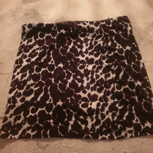  - Kjol från H&M Storlek: small Resår i midjan,kort kjol. Köparen betalar frakten Har swish 