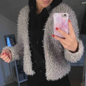  - Mysig tröja/jacka från Gina. Finns ej att köpa i butik längre.