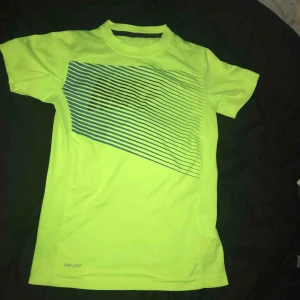  - En skit snygg neon gul tränings tröja nästan aldrig använd, storlek XS då de står Nike under de sträcken.