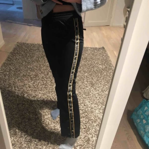  - ASBALLA championbyxor!!! Köpta på zalando. Passar perfekt på mig som är 160 cm! Dom har 3 knappar längst ner på båda benen. Suuuper sköna!! Möts upp i Stockholm! 