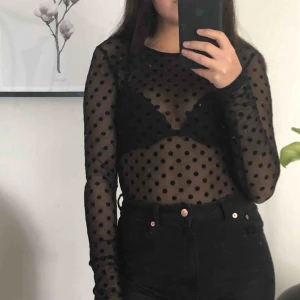  - Svart mesh body med prickat på från Bik Bok! Dm vid intresse 🥰