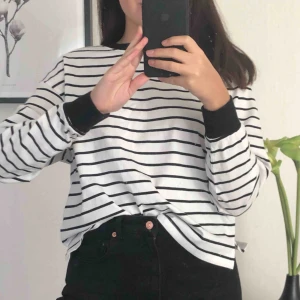  - Randig tröja med svarta muddar! Använd ett fåtal gånger! Dm vid intresse 🥰