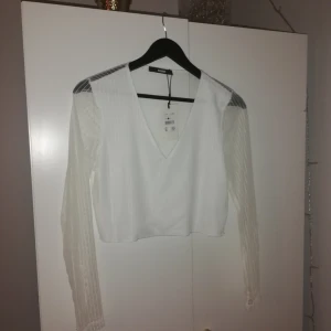  - Fin oanvänd topp. Transparent i armar i ryggen. 