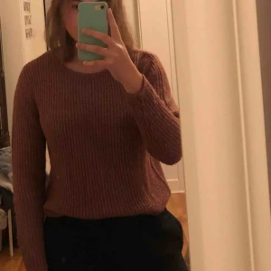  - Stickad tröja med fin detalj på ryggen. Mysig och passar bra i höst och vinter🍂❄️Använd en gång, köparen står för frakt