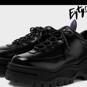  - hej hej, jag har ett par fina Eytys Angels i st 39, jag vill nu kolla om det finns någon som vill byta dessa mot ett par Eytys angel i canvas eller annat material. Fick dessa i födelsedags present men var inte nöjd med färgen