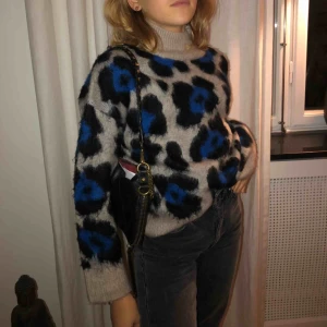  - En sjuuukt mysig och snygg stickad tröja i nyskick och endast använd ett fåtal gånger. Säljer för 200kr plus frakt. Har en låg krage och perfekt nu till vintern och hösten