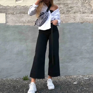  - Utsvängda svarta jeans 🖤 frakt på 54kr tillkommer! 🙏🏼