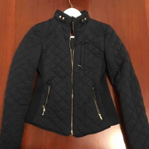  - Jacka med sailor neck. Ingen luva. Super elegant, med detaljer av metall lite överallt.   Xs Obs. En liten brännmärke på Insidan . Jag testade strykjärnen på den. Den ska inte strykas!!!    🤔