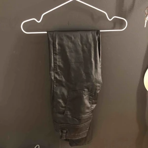  - Ett par lack jeans från vila. Använda fåtal gånger, inga slitningar eller hål på dessa, precis som nya! Jag skulle därmed kunna säga att det passar både XS/S