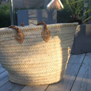  - Helt oanvänd korg/strandväska från Tine K. Köpt på Blackballoon.se. Kan användas lika gärna som korg för filtar eller dylikt eller som stor och rymlig strandväska. Säljer pga allergi (rekommenderas ej för hö-allergiker)