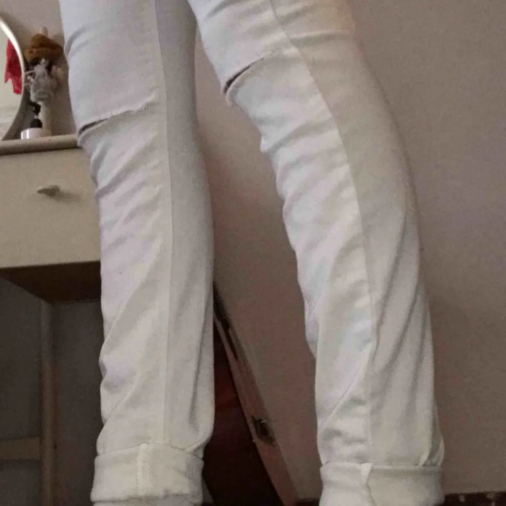 Vita jeans låg midja lite genomskinliga. Köpta för 2 år sedan. Kan bli mer med frakt . Jeans & Byxor.