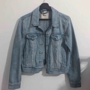  - Jeansjacka från Levis i storlek L, men jag upplever att det snarare är en storlek M. Mycket fint skick. Fraktar ej men möts gärna upp och tar endast emot Swish-betalning.✨