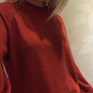  - Orange/kopparfärgad tröja med vida ärmar! Superskön och snygg, men tyvärr knappt använd. Köpare står för eventuell frakt<3