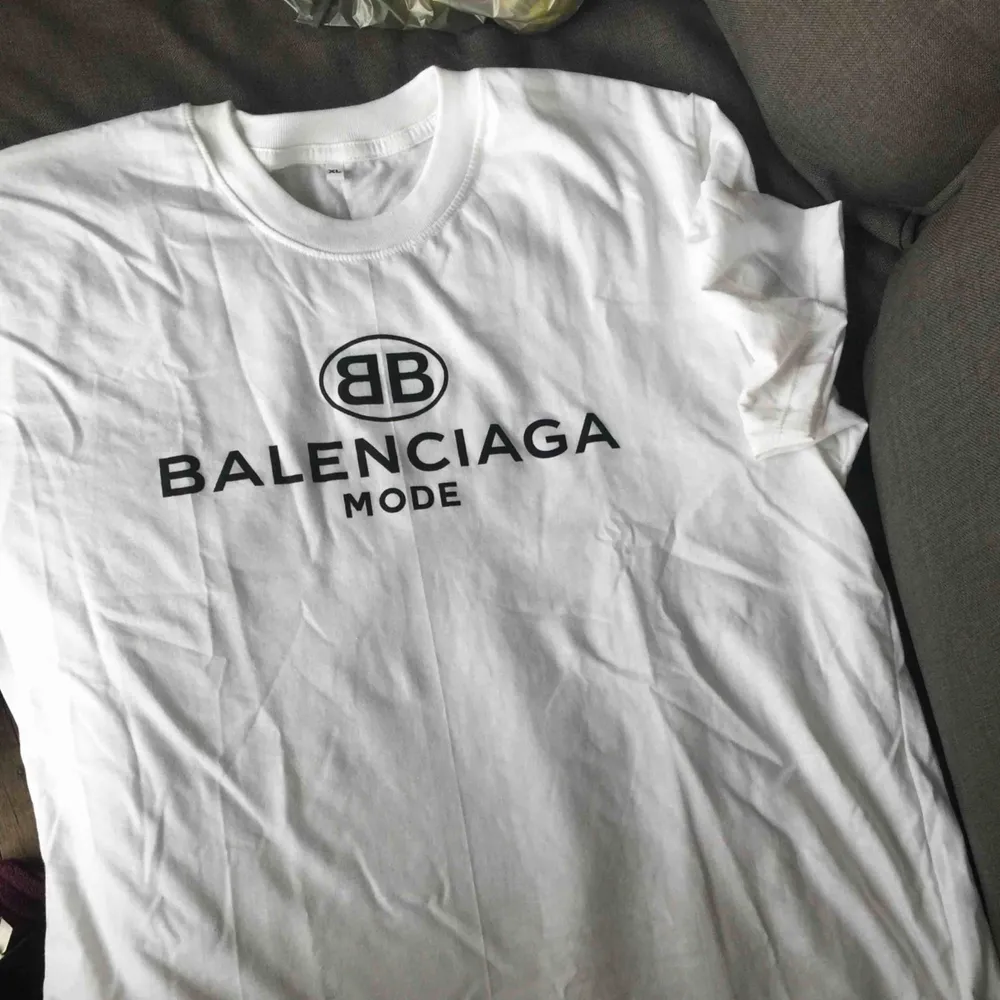 Balenciaga t-shirt  AAAAA+++ men super bra kvalité. XL men mer som L tycker jag..ny aldrig använd . T-shirts.