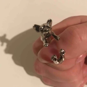  - Häftig liten hund ring i storlek S/M. Använd 1 gång. 