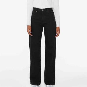  - Endast prövade jeans från monki i modellen Yoko. Väldigt snygga och sitter super bra, har i flera andra färger. Säljer eftersom de är för stora & glömde returnera!   Frakt tillkommer, ny pris 400kr OBS!!! pris kan diskuteras vid snabb affär 