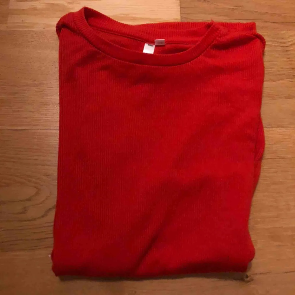 En röd-orange t-shirt från lager 157 i storlek xs. Tröjan köptes för några år sedan och är i fin skick.   Ej upphämtning . T-shirts.