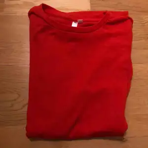 En röd-orange t-shirt från lager 157 i storlek xs. Tröjan köptes för några år sedan och är i fin skick.   Ej upphämtning 