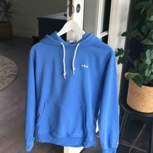  - FILA hoodie unisex o fint skick! Djur- och rökfritt hem. Porto tillkommer. Färgen är som på de två första bilderna! 