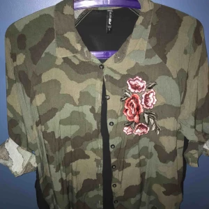  - Ganska oanvänd blus/skjorta. Cool militär känsla med tryck på ryggen Köparen står för frakt