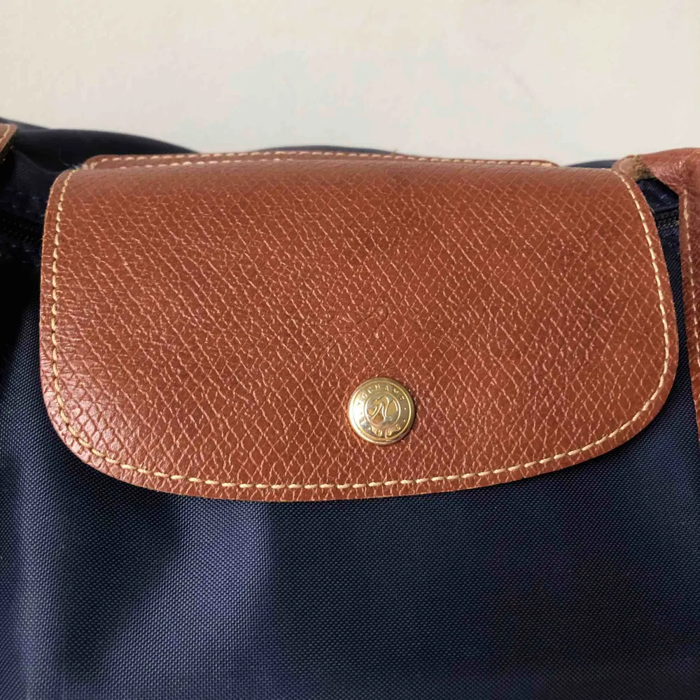 Marinblå väska från Longchamp med guld detaljer. Tror detta är deras ”mellan-storlek”   Kan hämtas i uppsala eller skickas mot fraktkostnad🌟 . Väskor.