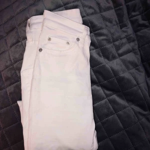  - Helt nya vita jeans, har inte används!👍🏼