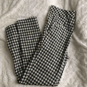  - Rutiga kostymbyxor från H&M i superbra skick! finns i Malmö, annars står löpare för frakt 💘 svåra att ta bild på men kontakta mig för fler bilder!