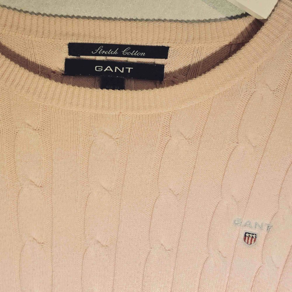 Ljusrosa kabelstickad tröja från Gant. Fint skick. Köparen står för frakt.. Stickat.