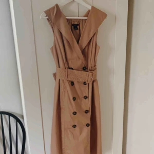  - Superfin klänning från Lindex i ”trenchcoat-modell”. Storlek 38 men passar även storlek 36. Använd en gång. 