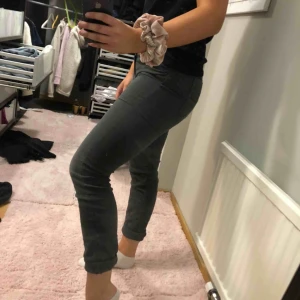  - Mörkgrå Filippa K jeans med orm/krokodil mönster(sista bilden). Köpta för 1599, dom är mer storlek 36 än 38. Fraktar för 66:-